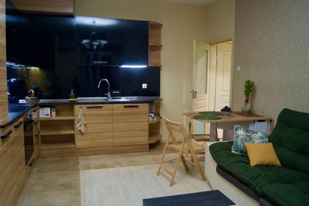 Cozy 2Br Oasis In Central Burgas City Exterior foto