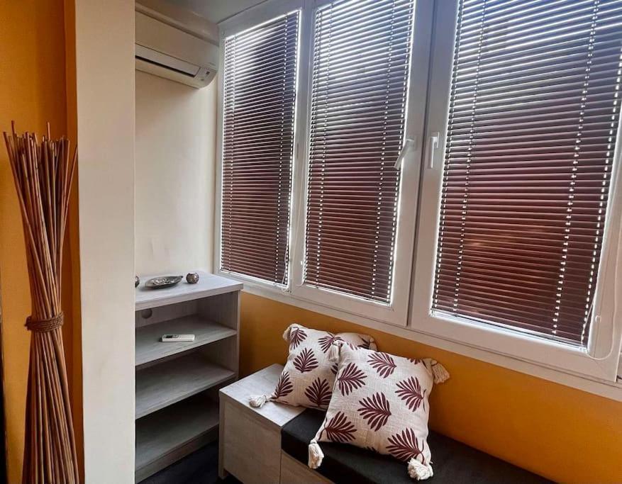 Cozy 2Br Oasis In Central Burgas City Exterior foto